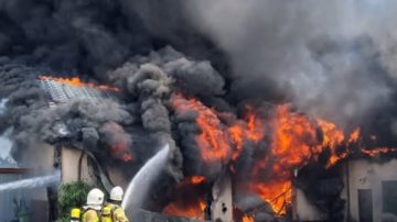 Kłęby gęstego dymu widać z wielu kilometrów. Potężny pożar hali, w akcji kilkanaście zastępów straży pożarnej
