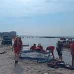 Początek sezonu wakacyjnego nad Bałtykiem przyniósł tragiczne wydarzenia. W Międzywodziu 42-letni mężczyzna uratował swoje dzieci z morza, jednak sam zniknął pod wodą i mimo długiej reanimacji nie udało się go ocalić. Kilkadziesiąt minut później służby prowadziły kolejną akcję ratunkową – tym razem w Darłowie.