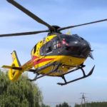 Dramatyczne chwile rozegrały się nad jeziorem Moczydło w Karczewie pod Warszawą. Z wody wyłowiono 7-letnią dziewczynkę, która była nieprzytomna. Świadkowie natychmiast rozpoczęli resuscytację krążeniowo-oddechową, dzięki czemu udało się przywrócić jej funkcje życiowe. Dziecko w ciężkim stanie trafiło śmigłowcem Lotniczego Pogotowia Ratunkowego do szpitala. Policja wyjaśnia okoliczności zdarzenia.