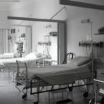 Przez kilka dni lekarze walczyli o życie 3-letniego Mikołaja, który pod koniec maja wpadł do przydomowego stawu podczas rodzinnego przyjęcia urodzinowego w Tarnawie. Niestety, mimo wysiłków medyków, chłopca nie udało się uratować. Sprawą zajmują się policja i prokuratura, które wyjaśniają dokładne okoliczności tragedii.