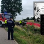 Tragiczny wypadek w Postolinie w województwie pomorskim. BMW, którym podróżowało pięć osób, wypadło z drogi, dachowało i uderzyło w nasyp. Zginęły cztery osoby, w tym 12-letnia dziewczynka. Przeżył jedynie 22-letni kierowca. Teraz lokalne instytucje ujawniły, kim były ofiary dramatu.