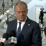Premier Donald Tusk dobrowolnie zrzekł się immunitetu poselskiego. Sejmowa komisja uznała jego wniosek za zgodny z obowiązującymi przepisami oraz spełniający wszystkie wymogi formalne. Sprawa ma związek z prywatnym aktem oskarżenia dotyczącym wypowiedzi premiera o fundacjach i spółce Zondacrypto.
