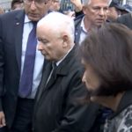 Podczas obchodów miesięcznicy smoleńskiej na placu marsz. Józefa Piłsudskiego w Warszawie doszło do napiętej sytuacji z udziałem polityków Prawa i Sprawiedliwości, funkcjonariuszy policji oraz protestujących. Uczestnicy manifestacji próbowali uniemożliwić złożenie kwiatów pod pomnikiem Ofiar Katastrofy Smoleńskiej, co doprowadziło do słownych utarczek i przepychanek. Po zakończeniu uroczystości Jarosław Kaczyński wygłosił przemówienie, w którym ostro skrytykował działania państwa i policji.