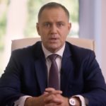 Weto Karola Nawrockiego do ustawy o statusie osoby najbliższej wywołało ostrą reakcję części koalicji rządzącej. Urszula Pasławska i Urszula Nowogórska z Polskiego Stronnictwa Ludowego zdecydowały się opuścić Radę Parlamentarzystów przy Prezydencie RP. Wicemarszałek Sejmu Piotr Zgorzelski oznajmił, że po miesiącach rozmów i konsultacji pokłady dobrej woli po stronie ludowców ostatecznie się wyczerpały.