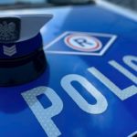 Prezydent Karol Nawrocki podpisał nowelizację ustawy o drogach publicznych oraz niektórych innych ustaw. Przepisy wprowadzają wyjątkowo dotkliwe konsekwencje dla kierowców, którzy zlekceważą wcześniejsze zatrzymanie prawa jazdy. Osoba przyłapana na prowadzeniu pojazdu w czasie trzymiesięcznej kary za drift lub jazdę na jednym kole straci uprawnienia na pięć lat.