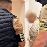 Policja zatrzymała 54-letnią lekarkę i jej 30-letnią podwładną w szpitalu w Prudniku. Śledczy mówią o 450 tys. zł prowizji i setkach recept.