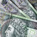Od 1 czerwca Zakład Ubezpieczeń Społecznych zaczyna stosować nowe limity przychodów dla osób pobierających wcześniejsze emerytury i renty, które jednocześnie pozostają aktywne zawodowo. Przekroczenie określonych progów może skutkować obniżeniem, a nawet zawieszeniem wypłaty świadczenia. Nowe kwoty obowiązują przez kolejny kwartał i zostały wyliczone na podstawie przeciętnego miesięcznego wynagrodzenia w gospodarce narodowej. Kogo dotyczą nowe limity? Ograniczenia dotyczą osób, które nie osiągnęły powszechnego wieku emerytalnego i jednocześnie pobierają wcześniejszą emeryturę lub rentę. Takie osoby mogą dorabiać, jednak ich przychody nie mogą przekroczyć ustawowych limitów. ZUS aktualizuje te progi co trzy miesiące, opierając się na danych o przeciętnym wynagrodzeniu publikowanych przez Główny Urząd Statystyczny. Nowe limity od 1 czerwca Przeciętne miesięczne wynagrodzenie w pierwszym kwartale wyniosło 9 562,88 zł brutto. Na tej podstawie wyliczono dwa progi przychodów: 70 proc. przeciętnego wynagrodzenia – 6 694,10 zł brutto. Poprzedni limit wynosił 6 438,50 zł, co oznacza wzrost o 255,60 zł. 130 proc. przeciętnego wynagrodzenia – 12 431,80 zł brutto. Wcześniej próg wynosił 11 957,20 zł, a więc wzrósł o 474,60 zł. Co się stanie po przekroczeniu limitów? Jeżeli przychód przekroczy pierwszy próg, czyli 6 694,10 zł brutto, ZUS zmniejszy wypłacane świadczenie o kwotę przekroczenia. Obowiązuje jednak maksymalna kwota obniżenia. Od marca wynosi ona: 989,41 zł – dla emerytur oraz rent z tytułu całkowitej niezdolności do pracy, 742,10 zł – dla rent z tytułu częściowej niezdolności do pracy, 841,05 zł – dla rent rodzinnych pobieranych przez jedną osobę. Jeżeli natomiast przychód przekroczy 12 431,80 zł brutto, ZUS może całkowicie zawiesić wypłatę świadczenia. Emerytura lub renta zostanie wznowiona dopiero wtedy, gdy osiągane dochody ponownie znajdą się poniżej obowiązującego limitu. Nie wszyscy muszą martwić się ograniczeniami Limity dorabiania nie dotyczą osób, które osiągnęły powszechny wiek emerytalny – obecnie 60 lat dla kobiet i 65 lat dla mężczyzn. Mogą one łączyć pobieranie emerytury z pracą bez ograniczeń wynikających z wysokości osiąganych zarobków.