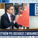 Gorąca dyskusja na antenie Telewizji Republika błyskawicznie przerodziła się w osobiste starcie. Jacek Kurski i Robert Gontarz pokłócili się w programie „Wysokie Napięcie”, a w studiu padły wyjątkowo ostre słowa. Poseł PiS wypomniał byłemu prezesowi TVP jego dawne wypowiedzi dotyczące katastrofy smoleńskiej. Kurski nie pozostał mu dłużny. Robert Gontarz zażądał przeprosin od Jacka Kurskiego Początkowo rozmowa dotyczyła sytuacji na polskiej prawicy, wewnętrznych konfliktów oraz odpowiedzialności za wynik wyborów parlamentarnych w 2023 roku. Napięcie rosło jednak z każdą kolejną wypowiedzią. Najostrzejszy moment nastąpił wtedy, gdy Robert Gontarz przypomniał Jackowi Kurskiemu jego dawne słowa dotyczące katastrofy smoleńskiej. Poseł zarzucił rozmówcy, że przed laty krytykował Antoniego Macierewicza i używał obraźliwych określeń wobec osób domagających się wyjaśnienia przyczyn tragedii z 10 kwietnia 2010 roku. Gontarz zażądał od byłego prezesa TVP przeprosin dla rodzin ofiar i wszystkich osób, które głęboko przeżyły katastrofę. Polityk odwołał się również do własnych wspomnień. Opowiadał, że w chwili tragedii był nastolatkiem i pamięta rozpacz swojej matki oraz ogromne emocje milionów Polaków. Poseł stwierdził, że Kurski miał wówczas dołączyć do osób atakujących Jarosława Kaczyńskiego i środowiska zabiegające o wyjaśnienie katastrofy smoleńskiej. Dyskusja stała się jeszcze bardziej nerwowa, gdy Robert Gontarz sięgnął po telefon i zapowiedział odtworzenie archiwalnego nagrania. Poseł odtworzył nagranie. Kurski nie wytrzymał Z telefonu Roberta Gontarza odtworzono wypowiedź przypisywaną Jackowi Kurskiemu. Były prezes TVP mówił w niej o tezach Antoniego Macierewicza i używał określeń odnoszących się do „kościoła smoleńskiego” oraz „szafarza relikwii”. Po zakończeniu nagrania Gontarz zwrócił się do widzów z pytaniem: „Czy to nie było obrzydliwe?” Jacek Kurski próbował odpowiedzieć na zarzuty i przedstawić własną wersję wydarzeń. Rozmówcy wielokrotnie sobie jednak przerywali, przez co dyskusja szybko zmieniła się w chaotyczną wymianę oskarżeń. W pewnej chwili były prezes Telewizji Polskiej stracił cierpliwość. „Jest pan bezczelny. Jest pan obrzydliwie bezczelny” – powiedział do posła PiS. Robert Gontarz również nie zamierzał się wycofać. W trakcie spięcia miał rzucić pod adresem Kurskiego: „Nigdy nie będziesz prezesem TVP”. Fragment starcia został później opublikowany w mediach społecznościowych Telewizji Republika. Stacja podkreśliła, że napięcie w studiu rosło z każdą minutą, a żadna ze stron nie zamierzała ustąpić. Jacek Kurski obwinił Mateusza Morawieckiego Spór o katastrofę smoleńską nie był jedynym tematem wywołującym ogromne emocje. Jacek Kurski ostro oceniał również działania Mateusza Morawieckiego i jego politycznego otoczenia. Były prezes TVP przekonywał, że osłabienie Prawa i Sprawiedliwości było wynikiem błędnej strategii prowadzonej przed wyborami parlamentarnymi w 2023 roku. Twierdził również, że gdyby nadal kierował telewizją publiczną, jego ugrupowanie osiągnęłoby znacznie lepsze wyniki. Kurski zaznaczał, że w czasie kampanii wyborczej nie był już prezesem TVP. Został odwołany ze stanowiska we wrześniu 2022 roku, czyli ponad rok przed wyborami parlamentarnymi przeprowadzonymi 15 października 2023 roku. Robert Gontarz nie zgadzał się z takim sposobem przedstawiania wydarzeń. Zarzucił Kurskiemu wybiórcze wskazywanie winnych oraz próbę przerzucenia całej odpowiedzialności na jednego polityka. „Pan cały czas obarcza winą tylko jedną osobę” – odpowiedział. Gontarz zwracał również uwagę na sposób prowadzenia dyskusji przez byłego prezesa TVP. Według niego Kurski nie pozwalał innym rozmówcom dokończyć wypowiedzi i próbował dominować nad całą rozmową. Ostry konflikt wewnątrz prawicy wyszedł na jaw Awantura w programie „Wysokie Napięcie” pokazała skalę napięć panujących w środowisku Prawa i Sprawiedliwości. Spór nie dotyczył jedynie dawnych wypowiedzi Jacka Kurskiego, lecz również przyszłości ugrupowania, jego przywództwa i rozliczenia wyborczej porażki z 2023 roku. Obie strony przedstawiały zupełnie inne spojrzenie na przyczyny osłabienia prawicy. Kurski podkreślał znaczenie mediów i błędy otoczenia Mateusza Morawieckiego. Gontarz domagał się natomiast odpowiedzialności za wcześniejsze wypowiedzi i zarzucał rozmówcy brak konsekwencji. Żaden z polityków nie wycofał się ze swoich słów. Zamiast porozumienia widzowie zobaczyli wyjątkowo gwałtowną konfrontację, w czasie której polityczne argumenty mieszały się z osobistymi zarzutami. Słowa kluczowe: Jacek Kurski Robert Gontarz, awantura w Telewizji Republika, Wysokie Napięcie, katastrofa smoleńska, Antoni Macierewicz, Mateusz Morawiecki, konflikt w PiS