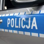 31-letnia kobieta zmarła w pomieszczeniu dla osób zatrzymanych Komendy Miejskiej Policji w Gorzowie Wielkopolskim. Funkcjonariusze znaleźli ją bez oznak życia i natychmiast rozpoczęli reanimację. Mimo podjętej akcji ratunkowej kobiety nie udało się uratować. Prokuratura wszczęła śledztwo, które ma wyjaśnić przyczynę nagłego zgonu. Sprawa ma również drugi, wyjątkowo bulwersujący wątek. Jedna z policjantek miała udostępnić w komunikatorze WhatsApp fotografię z miejsca prowadzenia resuscytacji.