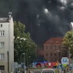 W środę wieczorem w samym centrum Chorzowa wybuchł groźny pożar. Ogień objął dach oraz elewację remontowanego budynku położonego w pobliżu rynku i centrum przesiadkowego. Nad miastem pojawiły się ogromne kłęby czarnego dymu, widoczne również w sąsiednich miejscowościach. Do walki z żywiołem skierowano strażaków z całej aglomeracji śląskiej.