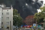 Kłęby gęstego dymu widać z kilometrów. Potężny pożar, służby apelują o pozostanie w domach