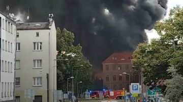 Kłęby gęstego dymu widać z kilometrów. Potężny pożar, służby apelują o pozostanie w domach