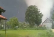 Trąba powietrzna spustoszyła południe Polski. Zerwane dachy i drzewa wyrwane z korzeniami. Zdjęcia i filmy przerażają