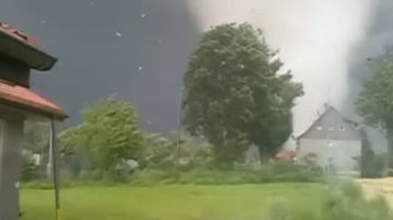 Trąba powietrzna spustoszyła południe Polski. Zerwane dachy i drzewa wyrwane z korzeniami. Zdjęcia i filmy przerażają