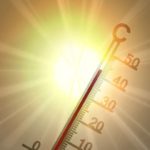 Upały mogą ponownie wrócić do Polski. Po wyraźnym ochłodzeniu, które przyniosło temperatury bliższe 20 stopniom Celsjusza, prognozy pokazują stopniową zmianę pogody. W najbliższych dniach zrobi się cieplej, a w kolejnych regionach kraju termometry znów zaczną wskazywać wartości typowe dla pełni lata.