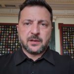 Rosja coraz częściej zmienia sposób wykorzystywania dronów Shahed podczas ataków na Ukrainę. Zamiast kierować nad jeden obszar dużą liczbę bezzałogowców, rosyjskie wojska zaczynają przeprowadzać pojedyncze, znacznie bardziej skomplikowane uderzenia. Maszyny lecą na bardzo niskiej wysokości i mogą być ręcznie naprowadzane na wybrane cele. Siergiej „Flash” Beskrestnow ostrzegł, że nowa strategia Moskwy wymaga od ukraińskiej armii natychmiastowej reakcji.
