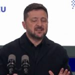 Wołodymyr Zełenski podczas obchodów Dnia Państwowości Ukrainy w Kijowie wręczył Ursuli von der Leyen pierwszy Order Europy. Przewodnicząca Komisji Europejskiej została uhonorowana za wsparcie Ukrainy oraz jej europejskich aspiracji. Największe emocje wywołały jednak słowa ukraińskiego prezydenta, które wielu komentatorów odebrało jako nawiązanie do niedawnego sporu z Polską dotyczącego Orderu Orła Białego.