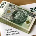 Osoby, które przed laty przerwały pracę, aby zajmować się dziećmi, mogą otrzymywać wyższą emeryturę. Nie oznacza to jednak, że ZUS wypłaca każdej matce dwojga dzieci jednakowy dodatek. W grę wchodzi przede wszystkim przeliczenie kapitału początkowego za okresy opieki nad dziećmi. Wysokość podwyżki zależy od indywidualnej sytuacji, długości przerwy w zatrudnieniu oraz podstawy wymiaru świadczenia. Wychowanie dwojga dzieci może wpłynąć na emeryturę Wiele kobiet przez kilka lat pozostawało poza rynkiem pracy, ponieważ zajmowało się dziećmi. Takie przerwy mogą mieć znaczenie podczas obliczania emerytury, szczególnie gdy przypadały przed 1 stycznia 1999 roku. Od maja 2015 roku okresy opieki nad dziećmi uwzględniane przy ustalaniu kapitału początkowego są liczone korzystniej. Za każdy rok takiej opieki ZUS stosuje wskaźnik wynoszący 1,3 proc. podstawy wymiaru kapitału początkowego. Wcześniej stosowano wskaźnik 0,7 proc., taki sam jak przy innych okresach nieskładkowych. Zmiana może dotyczyć między innymi okresów urlopu wychowawczego, urlopu bezpłatnego udzielonego w celu opieki nad dzieckiem oraz okresów, w których rodzic nie pracował ze względu na osobiste sprawowanie opieki. Nie ma przy tym zasady, zgodnie z którą podwyżka przysługuje dopiero po wychowaniu określonej liczby dzieci. Z przeliczenia może skorzystać również matka jednego, dwojga lub trojga dzieci, o ile ma okresy opieki uwzględniane w kapitale początkowym. Nie jest to stały dodatek wypłacany każdej matce Określenie „dopłata za wychowanie dwójki dzieci” może wprowadzać w błąd. ZUS nie wypłaca w takim przypadku jednej, odgórnie określonej kwoty. Nie jest to także oddzielne świadczenie przekazywane co miesiąc niezależnie od emerytury. Chodzi o ponowne obliczenie kapitału początkowego, który stanowi jeden z elementów wpływających na wysokość emerytury ustalanej według nowych zasad. ZUS uwzględnia długość okresów opieki, podstawę wymiaru kapitału oraz pozostałe dane zapisane na koncie ubezpieczonej osoby. W praktyce oznacza to, że u jednej kobiety emerytura może wzrosnąć o kilkanaście złotych miesięcznie, a u innej podwyżka będzie znacznie większa. Bez sprawdzenia dokumentacji i przeprowadzenia indywidualnych obliczeń nie można wskazać konkretnej kwoty. ZUS podkreśla, że okresy opieki nad dziećmi są liczone po 1,3 proc. podstawy wymiaru za każdy rok, z uwzględnieniem pełnych miesięcy. Kto może wystąpić o przeliczenie emerytury? Kapitał początkowy dotyczy przede wszystkim osób urodzonych po 31 grudnia 1948 roku, które przed 1 stycznia 1999 roku podlegały ubezpieczeniom społecznym. Odzwierciedla on wartość okresów pracy oraz innych uwzględnianych okresów przypadających przed reformą systemu emerytalnego. Jeżeli ZUS obliczył kapitał przed zmianą przepisów z 2015 roku, można wystąpić o jego ponowne ustalenie. Osoba, która ma już przyznaną emeryturę na nowych zasadach, może złożyć wniosek o przeliczenie kapitału oraz samego świadczenia. ZUS informuje, że w takiej sytuacji nowa wysokość emerytury zostanie wypłacona nie wcześniej niż od miesiąca złożenia wniosku. Nie należy więc zwlekać, jeżeli okresy opieki nad dziećmi nie zostały wcześniej uwzględnione albo zastosowano wobec nich mniej korzystny wskaźnik. Do przeliczenia kapitału początkowego służy formularz EKP. Dokument można przekazać do ZUS osobiście, pocztą lub za pośrednictwem usług elektronicznych. ZUS może zażądać dokumentów dotyczących opieki Okres urlopu wychowawczego może zostać potwierdzony między innymi świadectwem pracy albo zaświadczeniem wystawionym przez pracodawcę lub jego następcę prawnego. Jeżeli kobieta nie pracowała i osobiście wychowywała dziecko w wieku do czterech lat, do wniosku może dołączyć akt urodzenia dziecka oraz oświadczenie o sprawowaniu opieki. Dłuższy okres może zostać uwzględniony w przypadku dziecka wymagającego szczególnej opieki ze względu na stan zdrowia. Wówczas potrzebna może być dokumentacja medyczna albo potwierdzenie prawa do zasiłku pielęgnacyjnego. Każda osoba, która nie jest pewna, czy wszystkie okresy zostały prawidłowo zapisane, może zwrócić się do ZUS o sprawdzenie kapitału początkowego. Warto wcześniej przygotować świadectwa pracy, akty urodzenia dzieci i dokumenty potwierdzające urlopy wychowawcze. Program „Mama 4+” obejmuje inne osoby Od przeliczenia kapitału początkowego należy odróżnić rodzicielskie świadczenie uzupełniające „Mama 4+”. Jest ono przeznaczone dla osób, które wychowały co najmniej czworo dzieci i z powodu sprawowania nad nimi opieki nie podjęły pracy albo zrezygnowały z zatrudnienia. O świadczenie może ubiegać się matka po ukończeniu 60 lat, która urodziła i wychowała lub tylko wychowała co najmniej czworo dzieci. W określonych sytuacjach może je otrzymać również ojciec po ukończeniu 65 lat. Dotyczy to przypadków, gdy matka dzieci zmarła, porzuciła rodzinę albo przez długi czas nie uczestniczyła w wychowywaniu. W przypadku programu „Mama 4+” ZUS bada także sytuację dochodową, rodzinną i majątkową osoby składającej wniosek. Samo wychowanie czworga dzieci nie gwarantuje więc automatycznej wypłaty pieniędzy. Od 1 marca 2026 roku maksymalna wysokość rodzicielskiego świadczenia uzupełniającego wynosi 1978,49 zł brutto miesięcznie. Osoba, która nie pobiera emerytury ani renty, może otrzymać świadczenie w wysokości najniższej emerytury. Jeżeli jej emerytura jest niższa, ZUS może wypłacać różnicę potrzebną do osiągnięcia tej kwoty. Matka dwojga dzieci nie otrzyma świadczenia „Mama 4+”. Może jednak skorzystać z korzystniejszego rozliczenia okresów opieki nad dziećmi, jeśli spełnia warunki dotyczące kapitału początkowego. Ostateczna wysokość podwyżki zawsze zależy od indywidualnego wyliczenia przeprowadzonego przez ZUS.