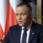 Mateusz Socha wziął na celownik Karola Nawrockiego i wynik wyborów prezydenckich. Fragment jego programu ponownie zaczął krążyć w mediach społecznościowych, a pod nagraniem szybko pojawiły się skrajnie różne komentarze. Jedni śmieją się razem z komikiem, inni zarzucają mu wulgarność i przekroczenie granic.