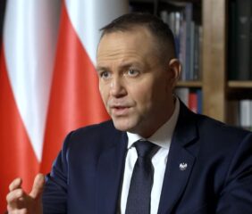 Po raz kolejny wulgarnie zakpił z Nawrockiego. Skandaliczne słowa. Afera na całą Polskę
