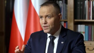 Po raz kolejny wulgarnie zakpił z Nawrockiego. Skandaliczne słowa. Afera na całą Polskę