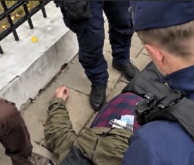 Adam Borowski padł nagle nieprzytomny przed TK, są pilne wieści na jego temat