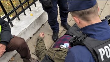 Adam Borowski padł nagle nieprzytomny przed TK, są pilne wieści na jego temat
