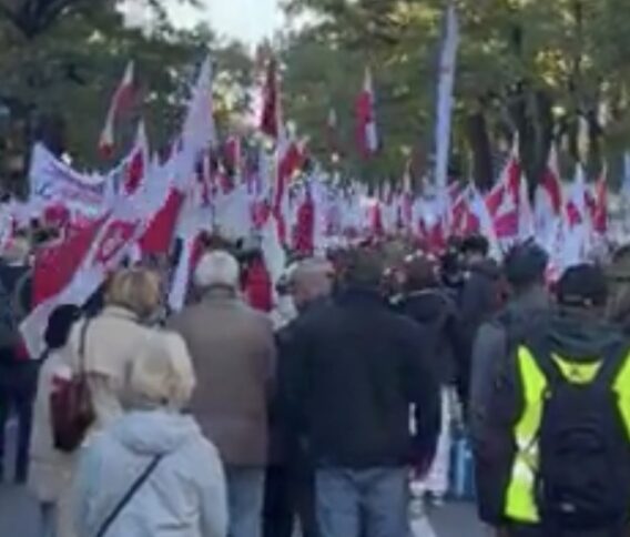 Manifestacja pod TK ledwo ruszyła, a już takie sceny. Czegoś takiego nikt się nie spodziewał, głośno o tym w całej Polsce