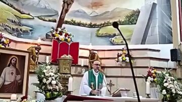Koszmar podczas mszy świętej. Ogromny krzyż nagle runął na księdza, ratownicy byli bezradni. Przerażające wideo obiegło świat