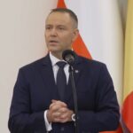 Najnowszy sondaż Pollster pokazuje spadek pozytywnych ocen Karola Nawrockiego. Prezydent podpisał później ustawę paliwową.