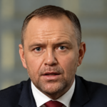 Stanowisko Karola Nawrockiego w sprawie ślubowania Macieja Berka spotkało się z ostrą krytyką prof. Marka Safjana. Były prezes Trybunału Konstytucyjnego zakwestionował argumentację głowy państwa. Wskazał również na odpowiedzialność Bogdana Święczkowskiego i przedstawił działania, które jego zdaniem powinny zakończyć blokadę orzekania przez wybranych sędziów.