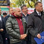 W sobotę, 17 października, o godz. 14 przed Trybunałem Konstytucyjnym w Warszawie ma rozpocząć się kolejna manifestacja. Do udziału zachęcają Jarosław Kaczyński, Mariusz Błaszczak i szef Telewizji Republika Tomasz Sakiewicz. Zapowiedź zgromadzenia pojawiła się w czasie zaostrzającego się sporu o dopuszczenie Macieja Berka do wykonywania obowiązków sędziego TK.