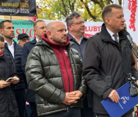 Ludzie zebrali się pod TK. Nagle polityk PiS wyszedł z tłumu i ogłosił, jest pilny apel