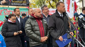 Ludzie zebrali się pod TK. Nagle polityk PiS wyszedł z tłumu i ogłosił, jest pilny apel